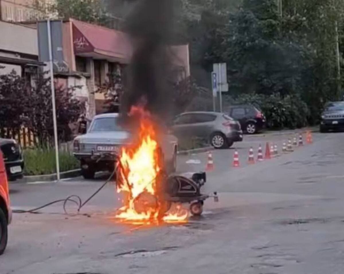 У Дніпрі згоріла машина для розмічування дорожнього покриття