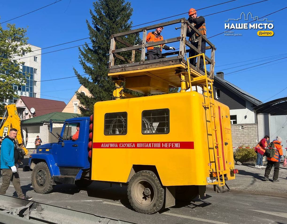 У Дніпрі комунальники ліквідують наслідки ракетної атаки