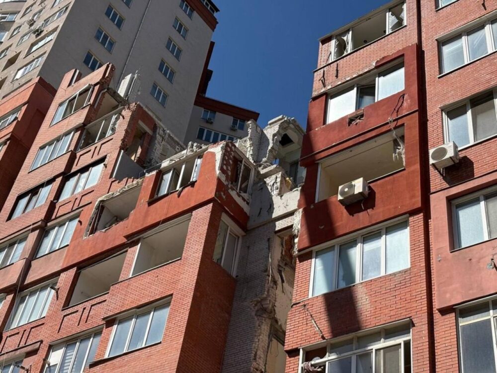 У Дніпрі ліквідували аварійні конструкції будинку, пошкодженого внаслідок російського обстрілу …