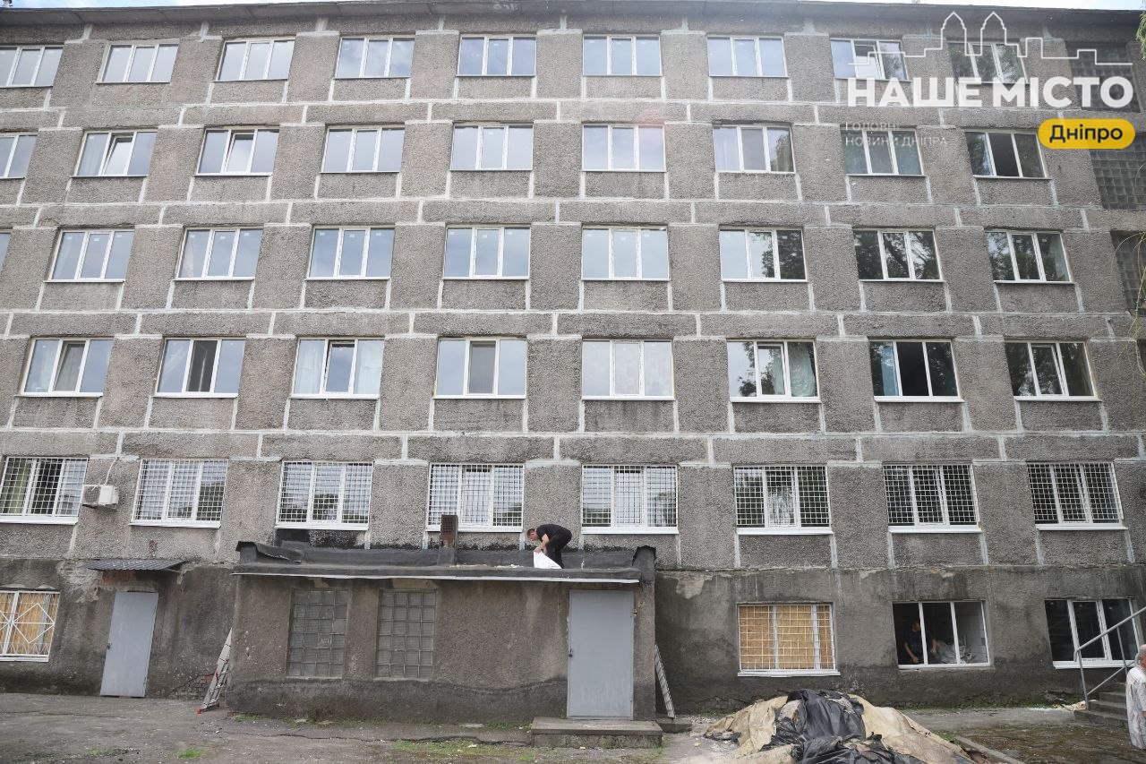 У Дніпрі ліквідують наслідки прильотів у закладах освіти