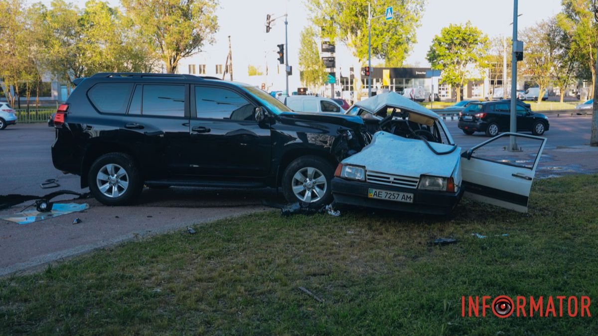 У Дніпрі на Запорізькому шосе зіткнулись Toyota та Lada: є …