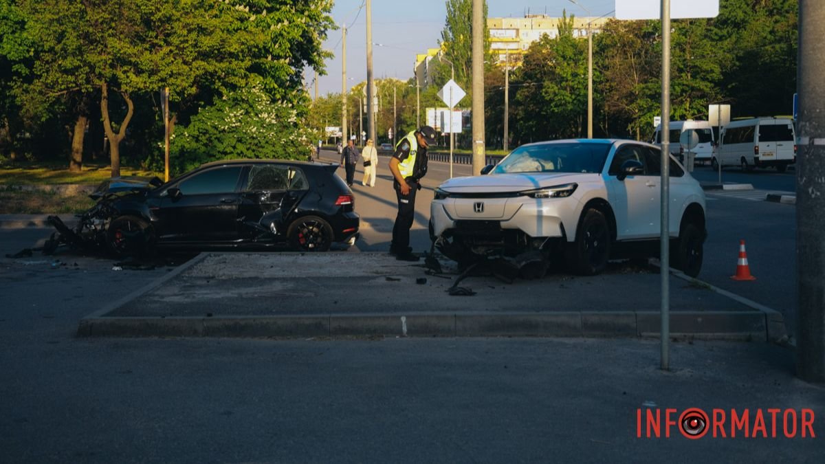 У Дніпрі на Перемозі-6 зіткнулись Volkswagen та Honda: останню відкинуло …