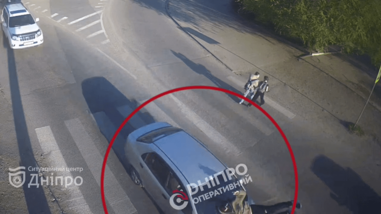 У Дніпрі на Старочумацькій самокатник потрапив під колеса авто: відео …