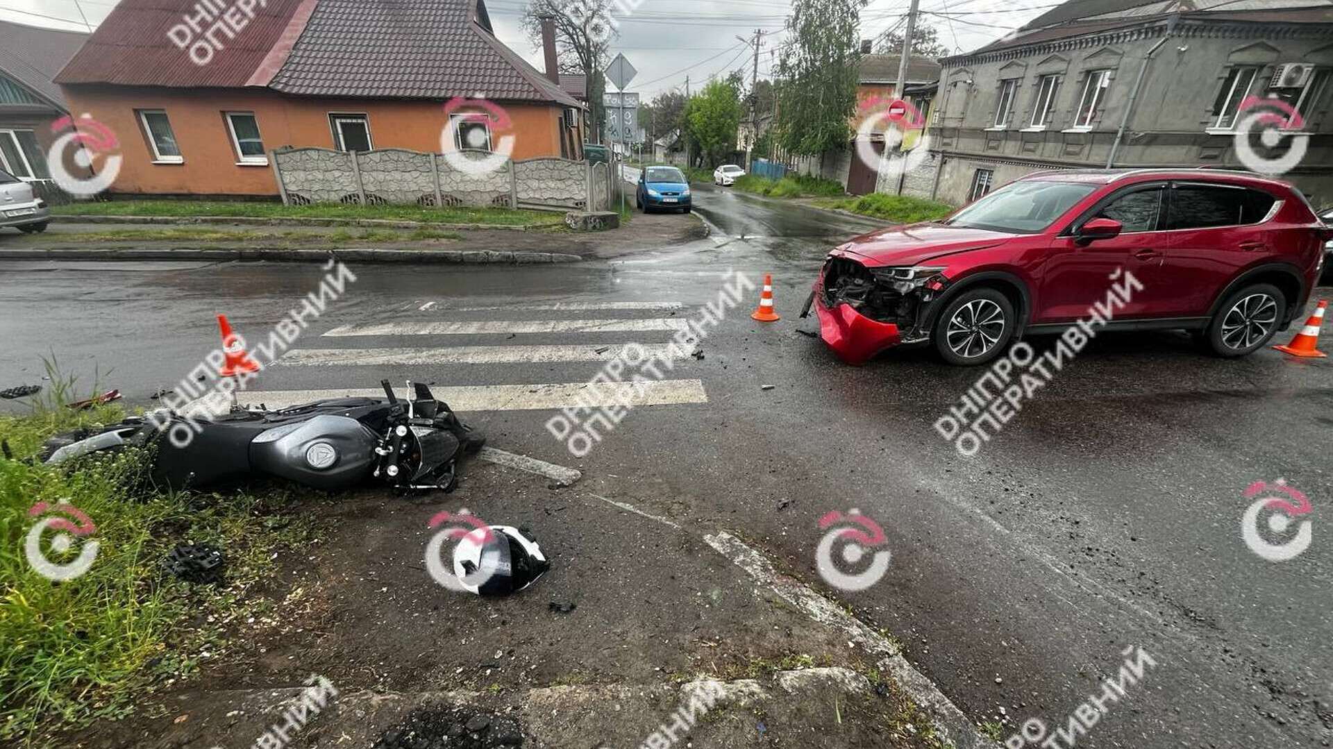 У Дніпрі на Щепкіна зіткнулися Mazda та мотоцикл, є постраждалий