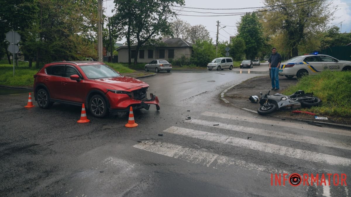 У Дніпрі на Щепкіна зіштовхнулися мотоцикліст та Mazda: є постраждалий