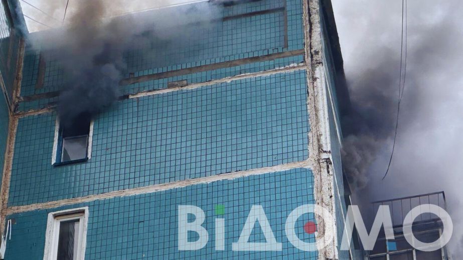 У Дніпрі на вулиці В'ячеслава Чорновола горить квартира у багатоповерхівці …