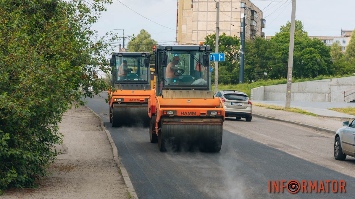У Дніпрі на вулиці Янтарній звузили проїжджу частину: рух ускладнений