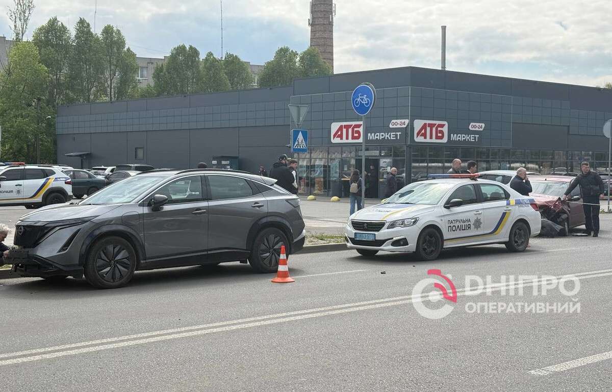 У Дніпрі на перехресті з Калиновою сталася ДТП: є постраждала