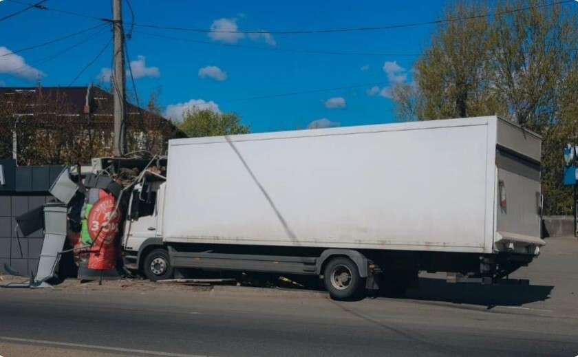 У Дніпрі на проспекті Мазепи вантажівка вʼїхала у кіоск: подробиці …