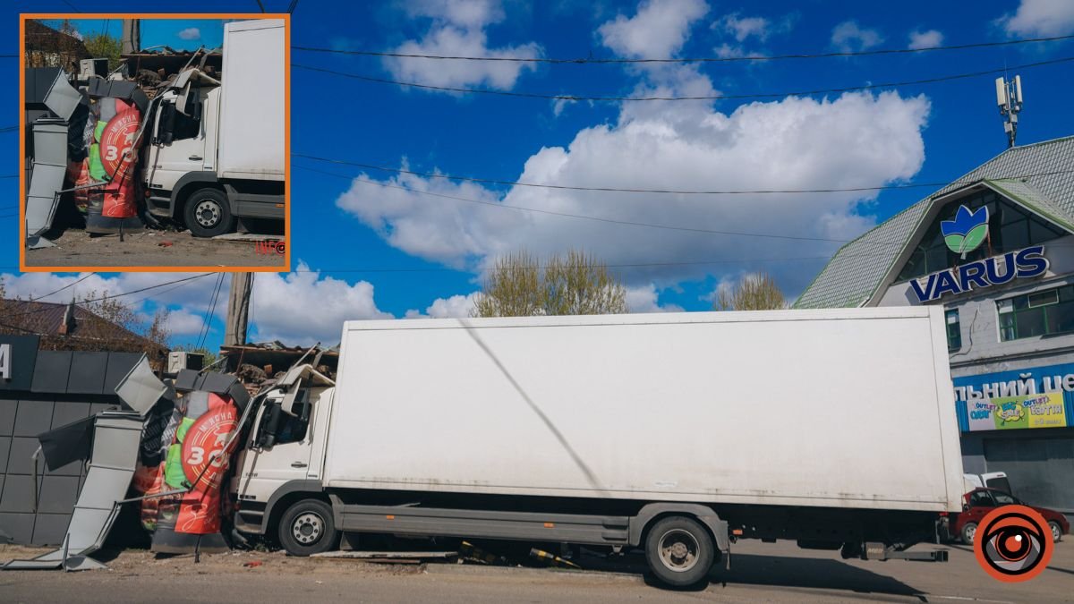 У Дніпрі на проспекті Мазепи вантажівка вʼїхала у кіоск