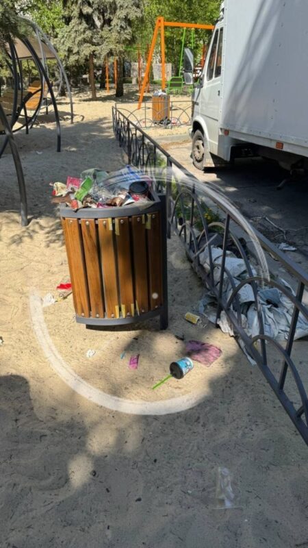 У Дніпрі новий дитячий майданчик перетворився на сміттєзвалище (Фото)