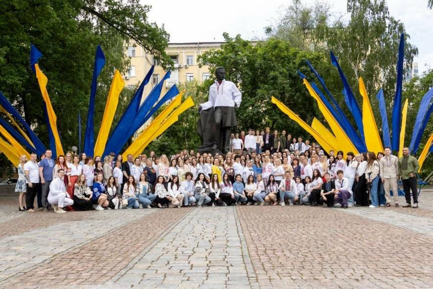 У Дніпрі одягнули пам’ятники: Шевченко та Поль знову у вишиванках