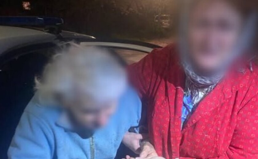 У Дніпрі патрульні допомогли літній жінці, яка загубилася, повернутися додому