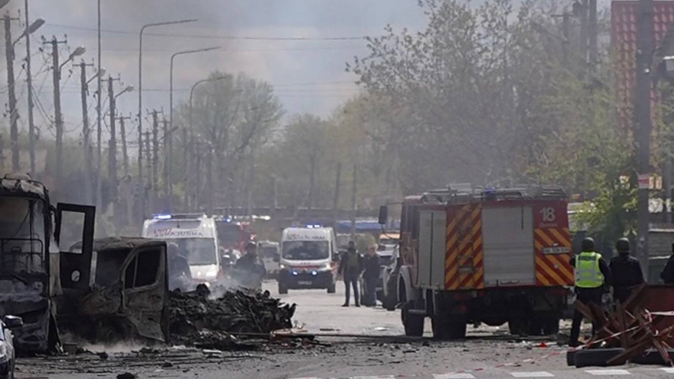 У Дніпрі побільшало постраждалих: фото з місця атаки