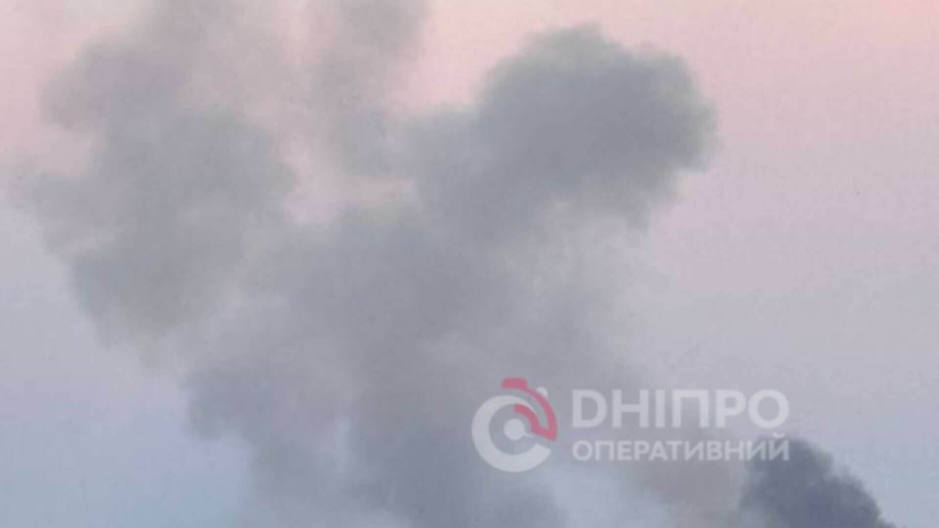 У Дніпрі пролунав вибух: над містом здійнявся стовп диму