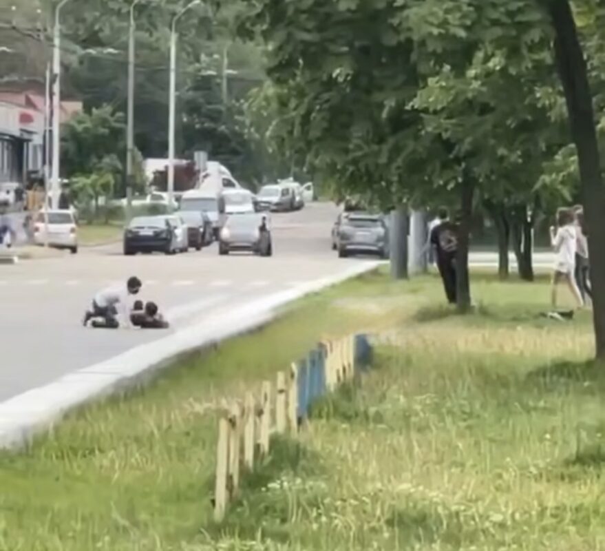 У Дніпрі підлітки влаштували екстремальні розваги посеред проїжджої частини (ВІДЕО)