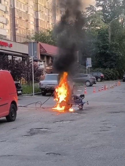 У Дніпрі під час розмітки дороги вибухнула спецтехніка (Відео)