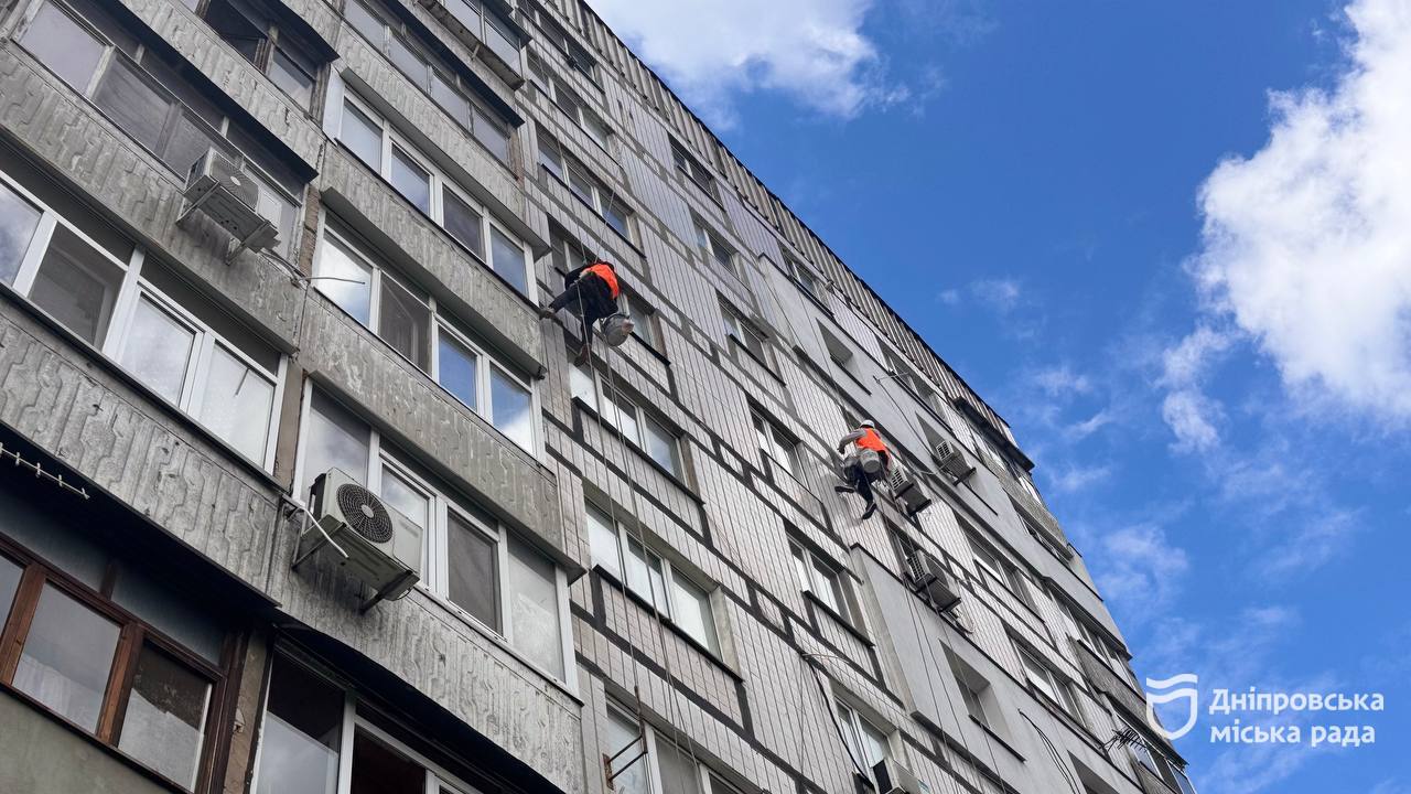 У Дніпрі ремонтують міжпанельні шви у будинку на вулиці Мозолевського