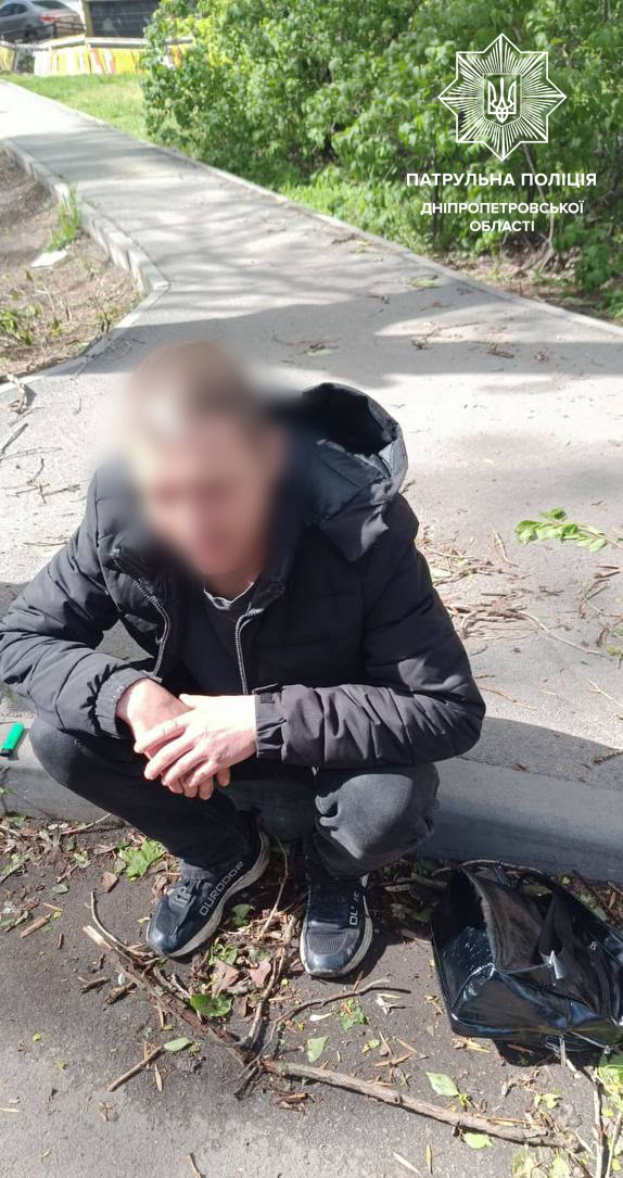 У Дніпрі жінку пограбували на зупинці: нападника знайшли
