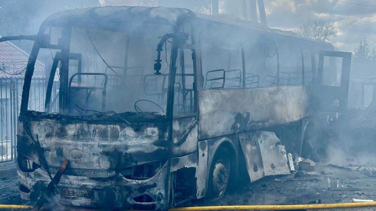 У Дніпрі росіяни вдарили по автобусу на людній вулиці: момент …