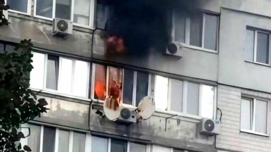 У Дніпрі спалахнула квартира: екстрені служби терміново евакуювали людей