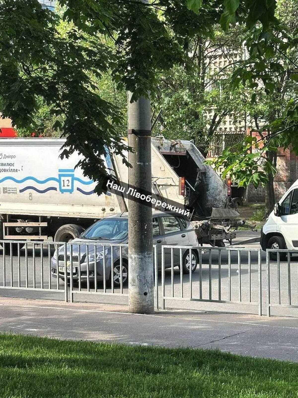 У Дніпрі сталася аварія за участю сміттєвоза: рух ускладнений