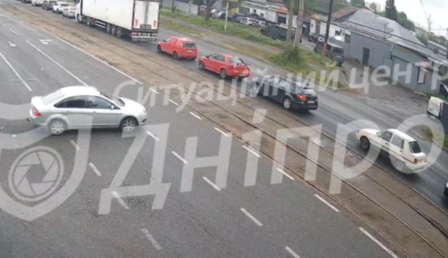 У Дніпрі "стоїть" рух: серія аварій спровокувала затори
