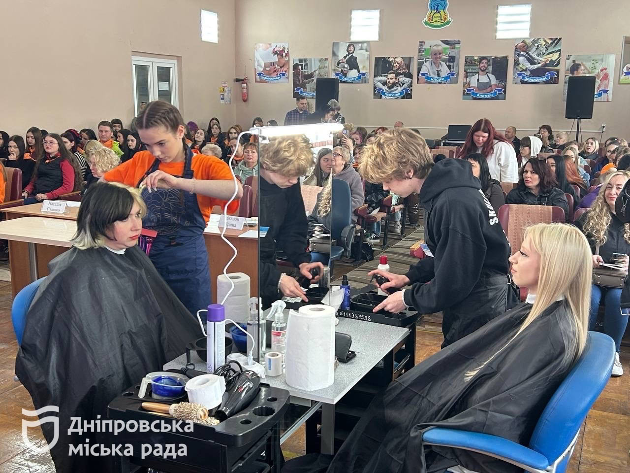 У Дніпрі студенти-перукарі змагалися у професійному батлі