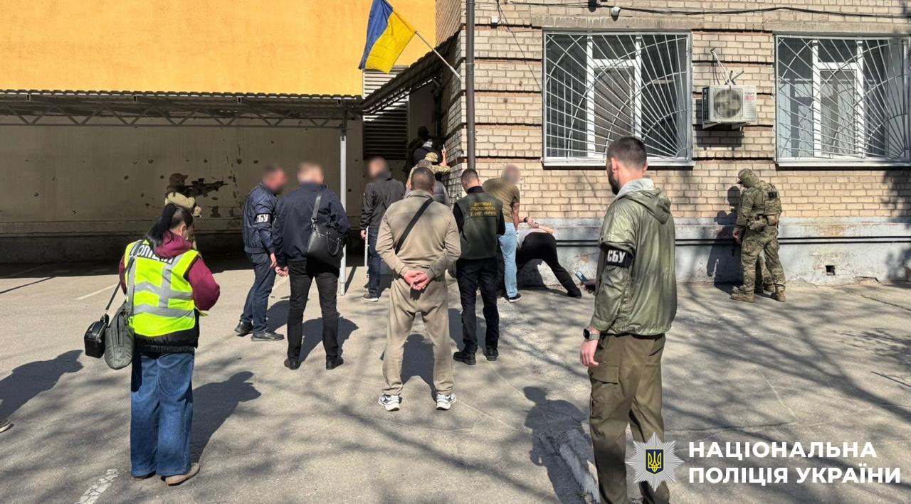 У Дніпрі чиновник ТЦК обіцяв зняти чоловіка з військового обліку …
