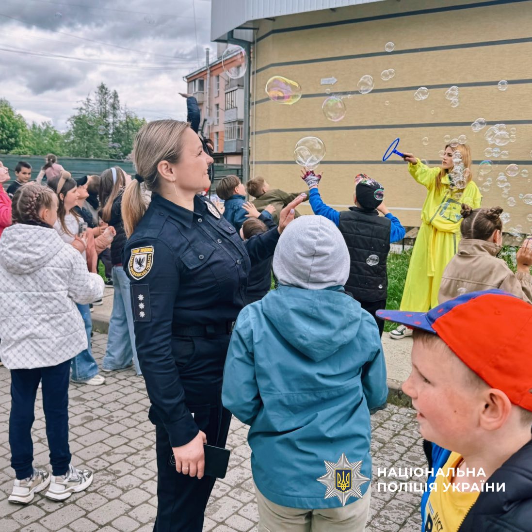У Долині поліцейські та гвардійці влаштували день радості для дітей …