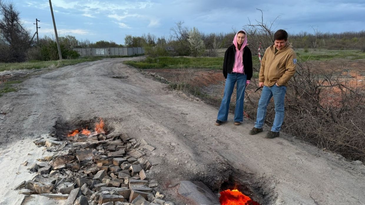 У Донецьку провалився асфальт і почалася підземна пожежа. Місцеві називають …