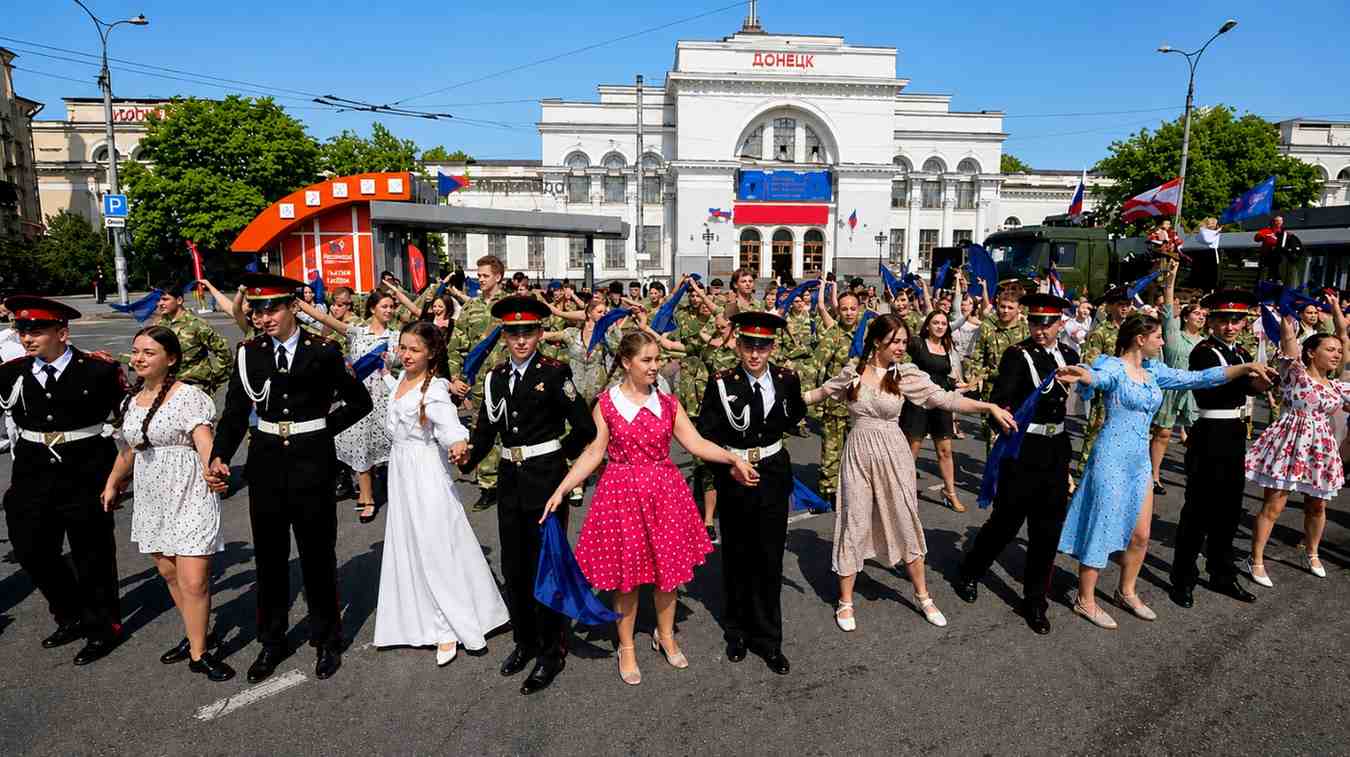 У Донецьку провели «вальс побєди» за участі окупантів