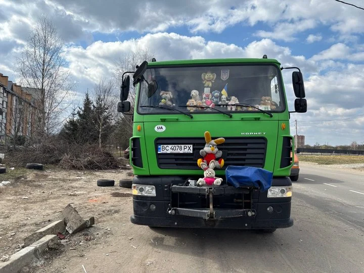 У Дрогобичі водій сміттєвоза прикрашає авто знайденими іграшками