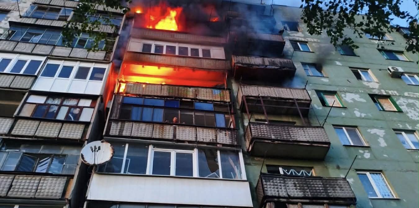 У Дружківці ворожий дрон влучив у 9-поверховий житловий будинок