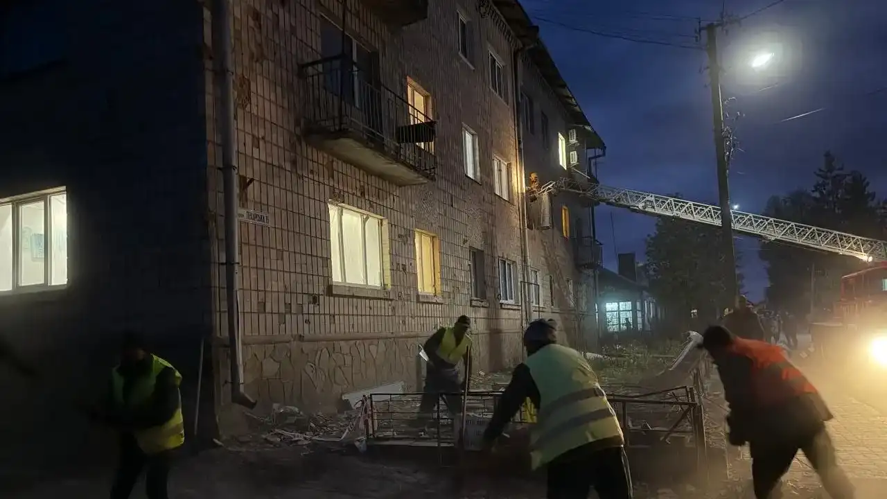 У Дубно комунальники продовжують ліквідовувати наслідки шахедної атаки