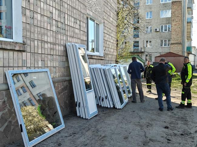 У Дубні відновлюють електрику й установлюють вибиті внаслідок атаки шибки
