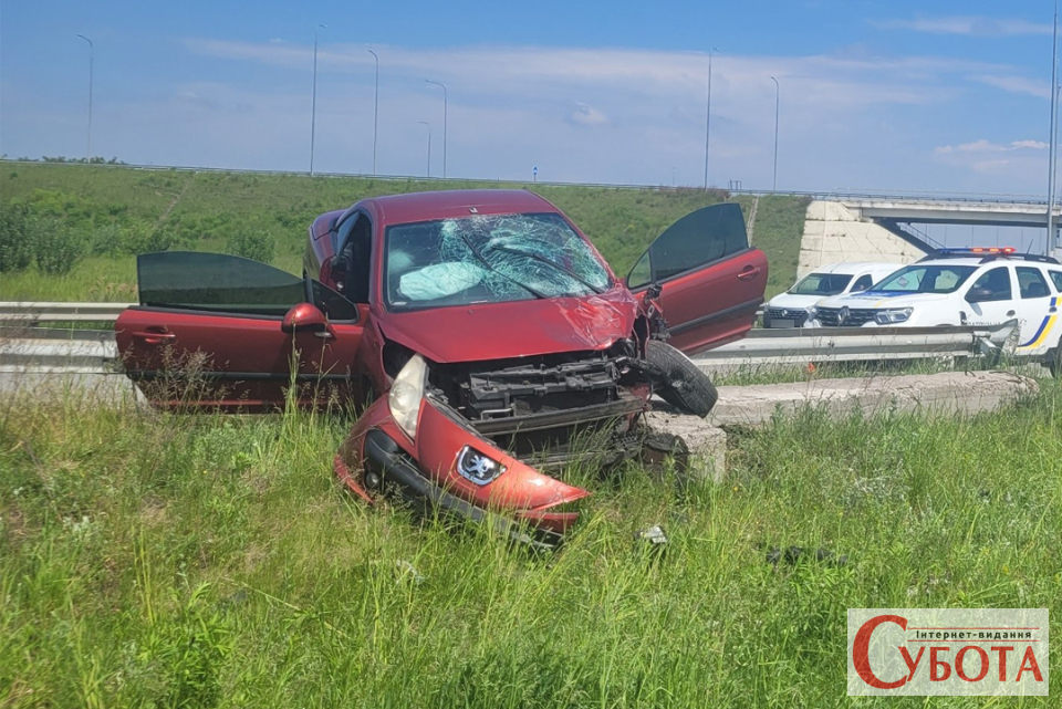 У Житомирському районі водійка на Peugeot врізалась у колесовідбійник