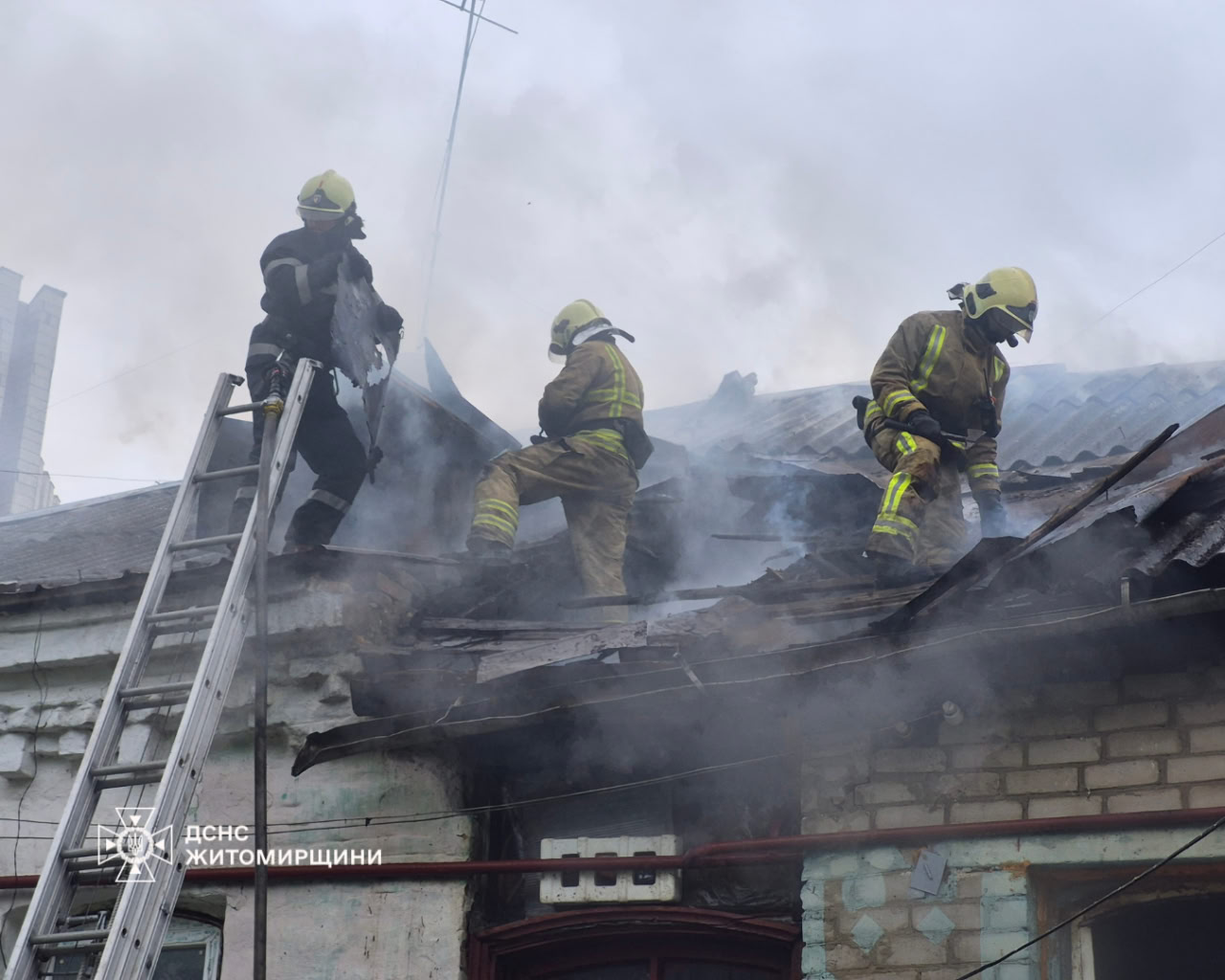У Житомирі ДСНС ліквідували пожежу в житловому будинку: на місці …
