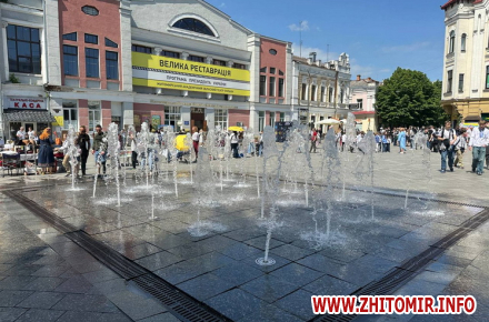 У Житомирі запустили п’ять фонтанів, які працюватимуть за сонячної погоди
