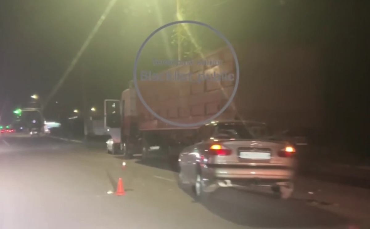 У Житомирі на Богунії легковий автомобіль врізався у вантажівку