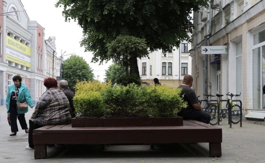 У Житомирі на Михайлівській встановили дерев’яні лави з декоративними рослинами