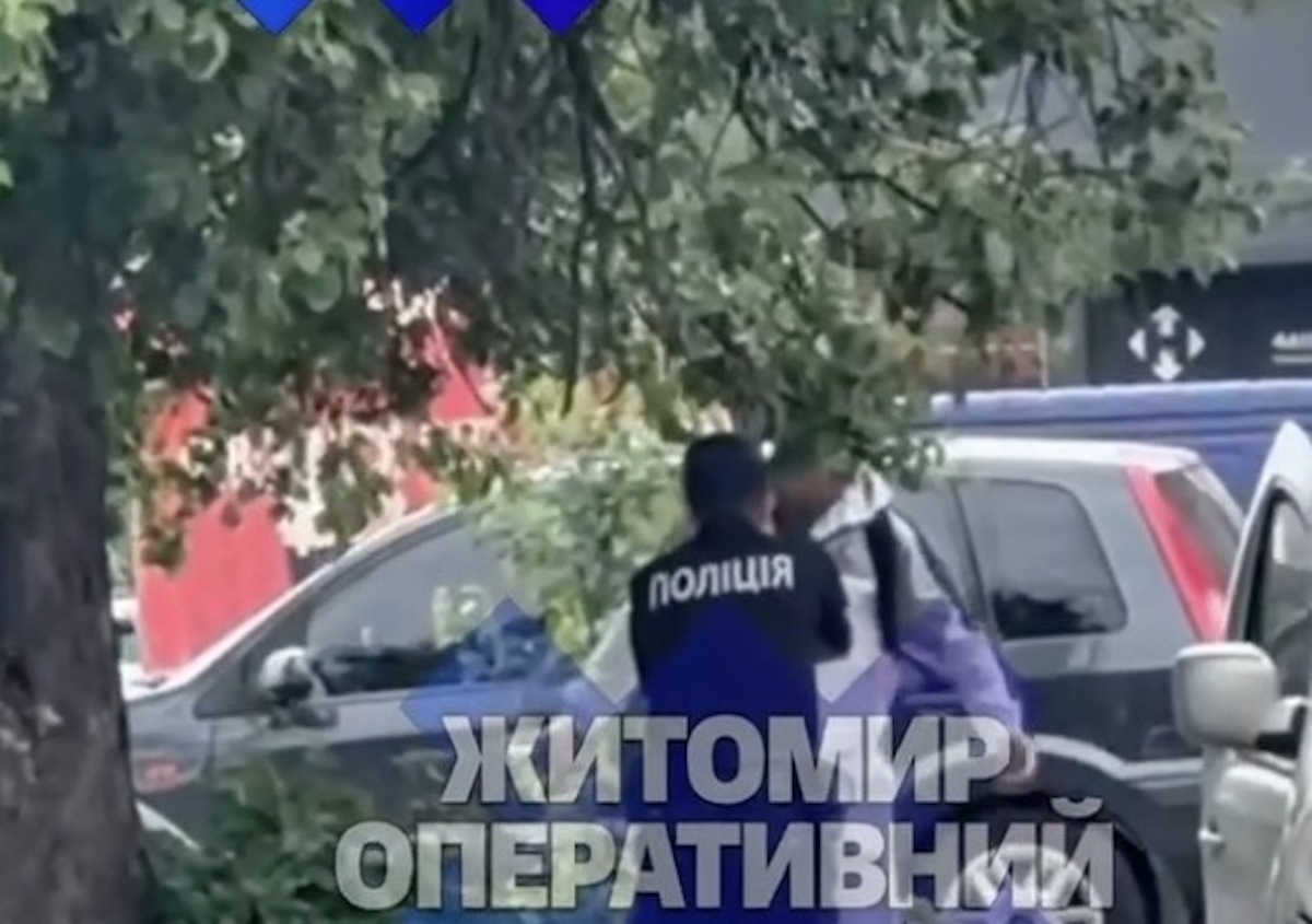 У Житомирі на Польовій сталася сутичка між чоловіком і поліцією. …