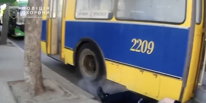 У Житомирі поліція охорони та перехожі загасили пожежу в тролейбусі. …