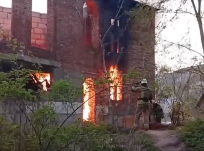 У Житомирі сталася пожежа у закинутій будівлі. ВІДЕО