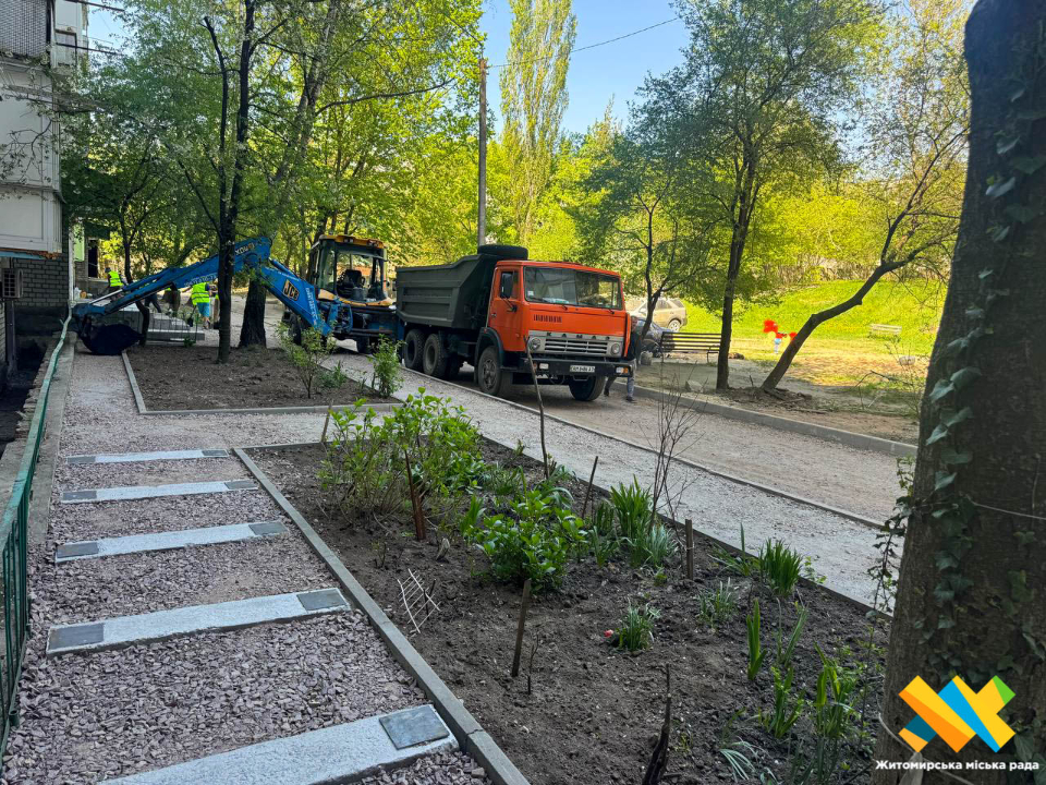 У Житомирі створюють безбар’єрний простір біля житлового будинку на Вітрука