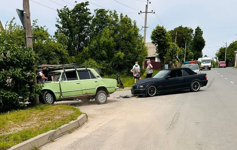 У Жмеринці зіткнулися BMW та ВАЗ-2101: на місці працює поліція