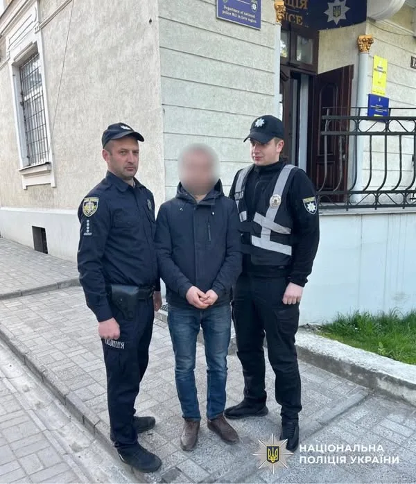 У Жовкві затримали чоловіка за осквернення скульптури