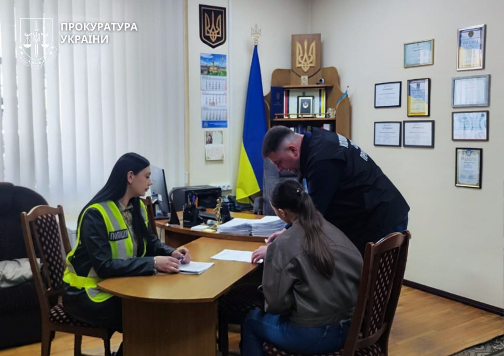 У Заболотові працівниця банку оформляла на людей кредитки і викрадала …