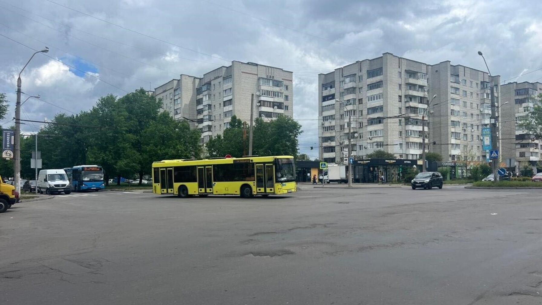 У Залізничному районі Львова три дні ремонтуватимуть аварійне покриття