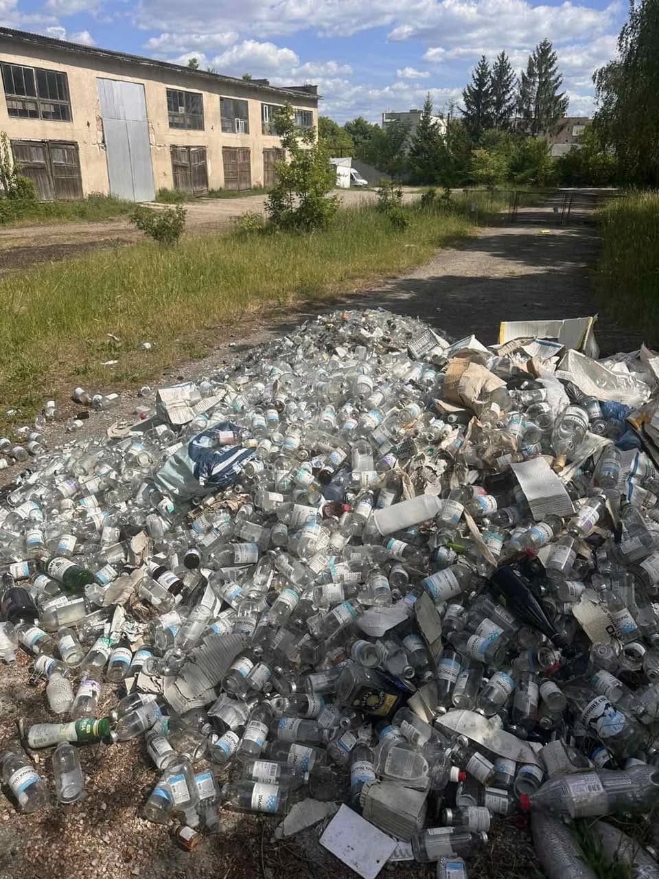 У Заліщиках на Тернопільщині виявили викинуті медичні відходи та прострочені …